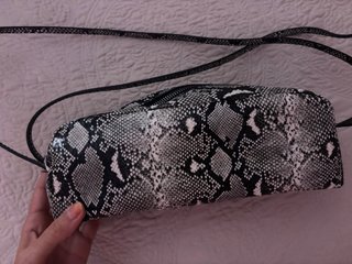 Bolso con estampado de serpiente