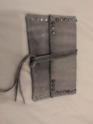 Mini bolso gris con tachuelas