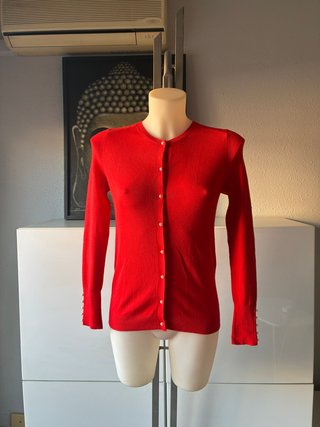 Jersey rojo detalle perlas de Zara. Talla S
