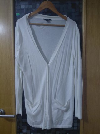 Chaqueta cardigans de punto blanca.