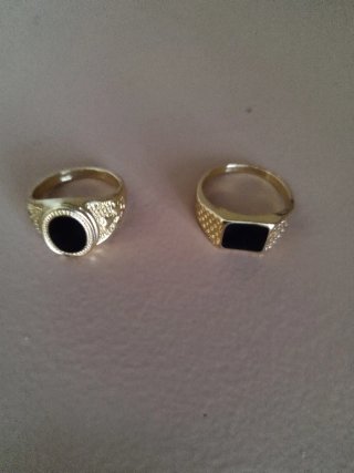 Set de 2 Anillos Dorados con Piedra Negra