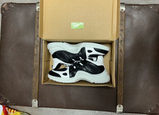 Zapatillas Negras y Blancas