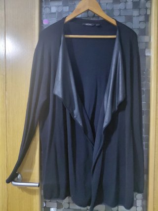 Chaqueta punto negra con adornos solapas de piel.