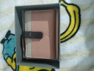 Vendo monedero de piel con su caja