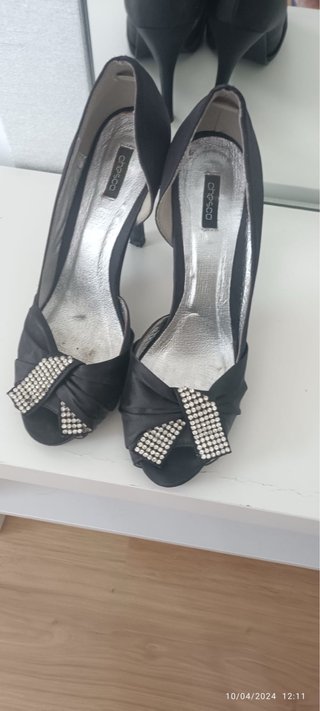 Zapatos tacón aguja Chesca con adorno en pedreria