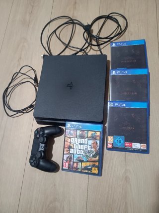 PS4 (PlayStation 4) con 1 mando y 4 juegos