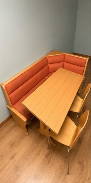Rinconera con mesa y 3 sillas. Buen estado