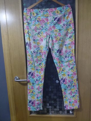 Pantalon de mujer de flores de colores en vaquero