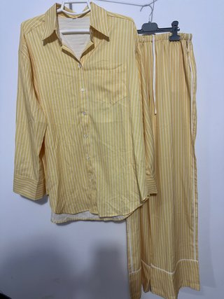 Conjunto camisero amarillo a rayas de dos piezas