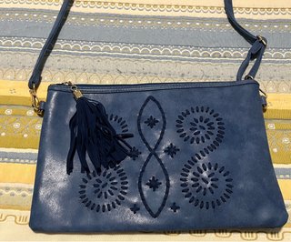 Bolso de hombro azul con detalle de borla