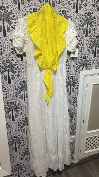 Traje de flamenca blanco con mantoncillo