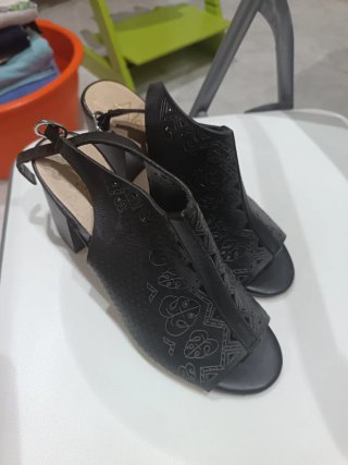 Sandalias Negras con Tacón