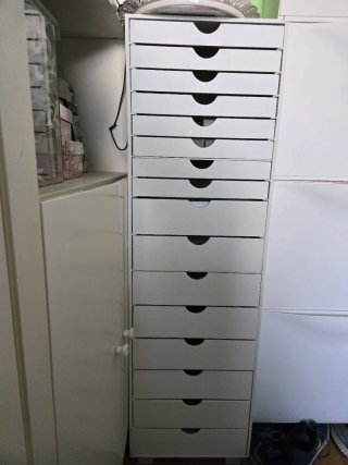 Cajonera alta de madera blanca