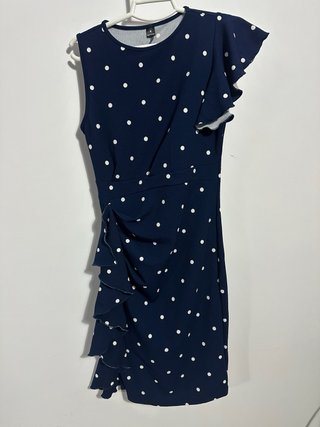 Vestido midi azul marino de lunares con volantes