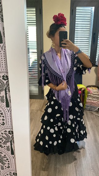 Traje de flamenca negro con lunares blancos