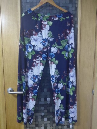 Pantalon flores punto frío muy elastivo y cómodo.