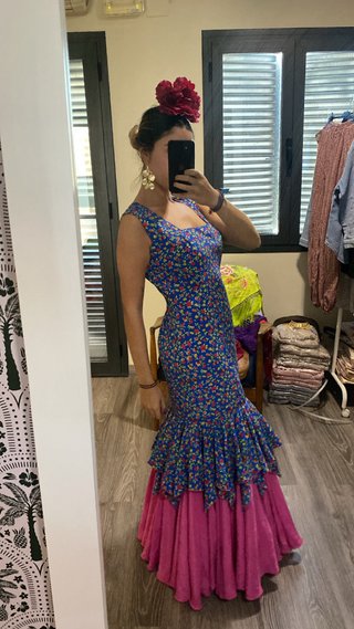 Traje de flamenca azul y rosa