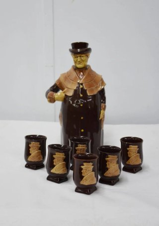 Antico set di liquori in porcellana con 6 bicchieri