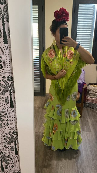 Traje de flamenca verde con estampado floral