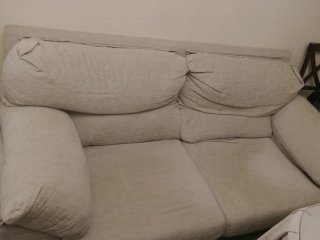 Sofá de tela beige