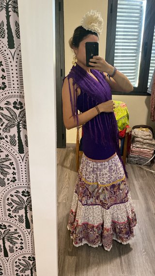 Traje de flamenca morado y blanco