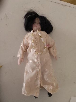 Bambola di porcellana con vestito ricamato