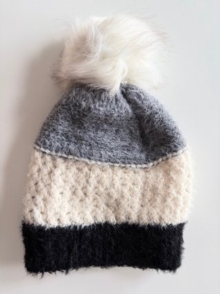 Gorro de lana tricolor con pompón