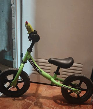 Bicicleta sin pedales Sawyer verde. Ultraligera.