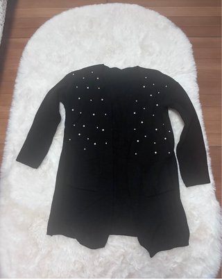 Chaqueta de punto negra con perlas
