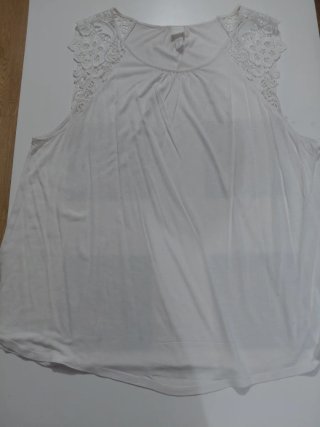 Camiseta mujer blanca con encaje en los hombros.