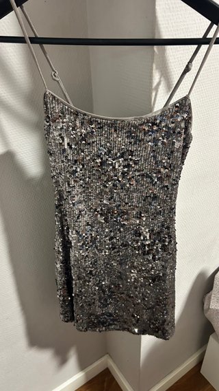Vestido corto de lentejuelas plateado con etiqueta