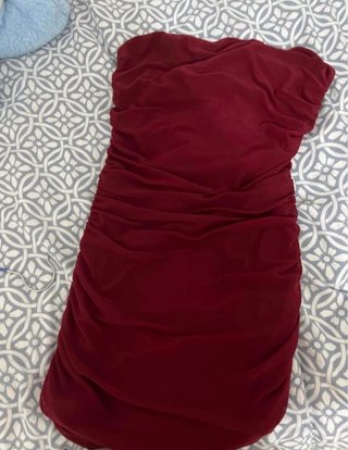 Vestido ajustado rojo burdeos