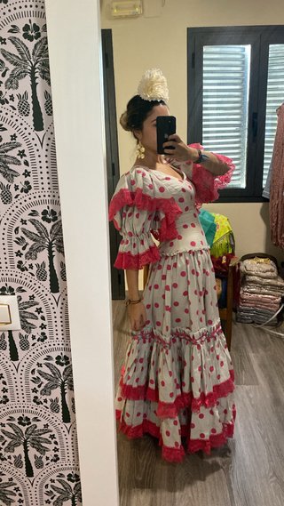 Traje de flamenca beige con lunares rosas