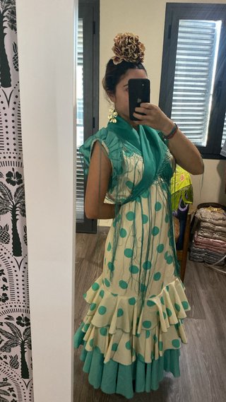 Traje de flamenca beige y verde azulado