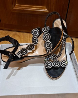 Sandalias de cuña negras con pedrería