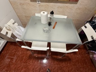 Conjunto de mesa y 6 sillas