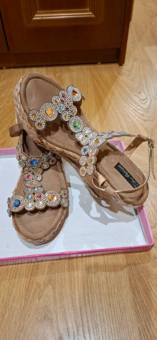 Sandalias con Cuña y Pedrería The Divine