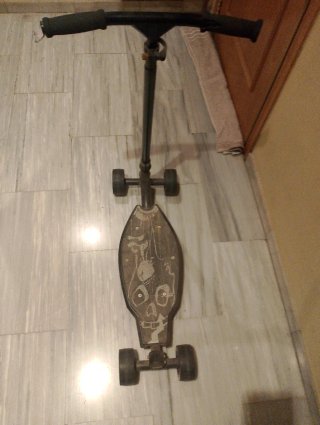 Patinete con diseño de calavera