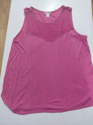 Camiseta mujer rosa con escote picado.