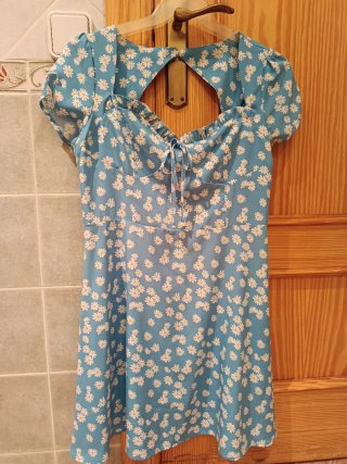 Vestido corto estampado de margaritas