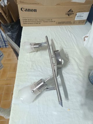 Foco de pared doble con acabado metálico