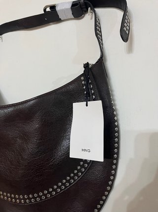 Bolso de hombro Mango marrón con tachuelas