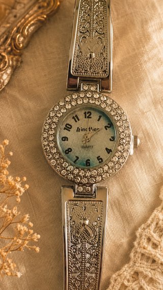 Reloj Vintage Plateado con Pedrería