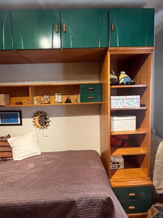 Habitación juvenil con puente y estantería