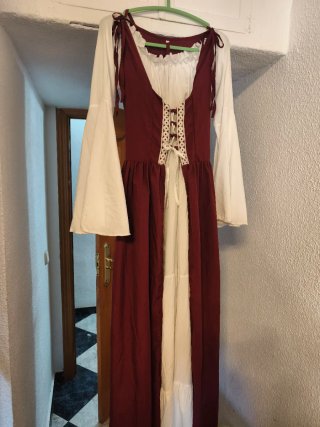 Vestido Medieval Doble burdeos y vestido blanco