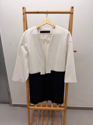 Abrigo Zara Basic bicolor blanco y azul marino