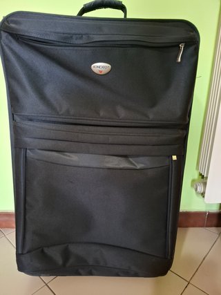 Valigia Roncato nera con ruote