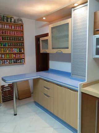 Cocina de exposición con barra