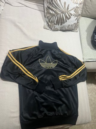 Chaqueta Adidas Negra y Dorada