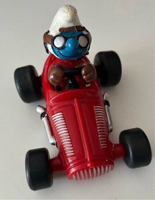 Figura Pitufo en Coche de Carreras Schleich